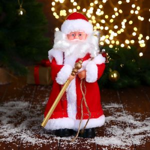 Дед Мороз, в красной шубе, с посохом