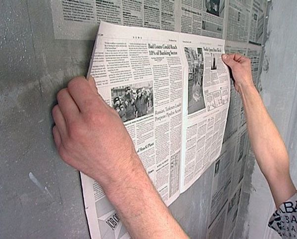Выровнять стены газетами
